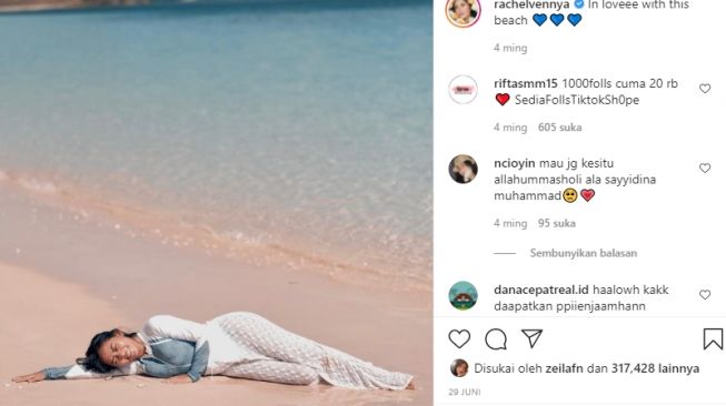 Adu gaya liburan Rachel Vennya dan Adhisty Zara. [Instagram]