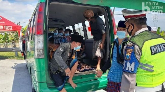 Ambulans jenazah dari Jakarta tujuan Bangkalan, Madura pada Sabtu (31 /7/2021). (Beritajatim)