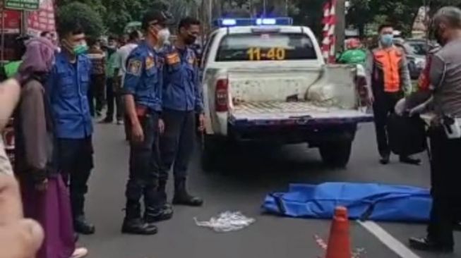 Pemotor Tewas Terlindas Truk Sampah
