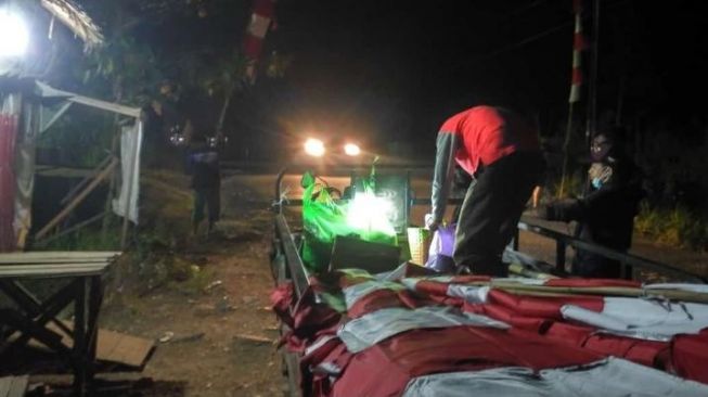 Warga Sungai Tabuk Pasang Umbul-umbul dan Bendera di Sepanjang Jalan