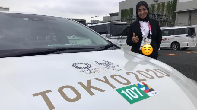 Sulistyana Arianti yang bertugas bersama mobil van, mengawal atlet dari dan ke venue Olimpiade Tokyo 2020 [KBRI Tokyo].