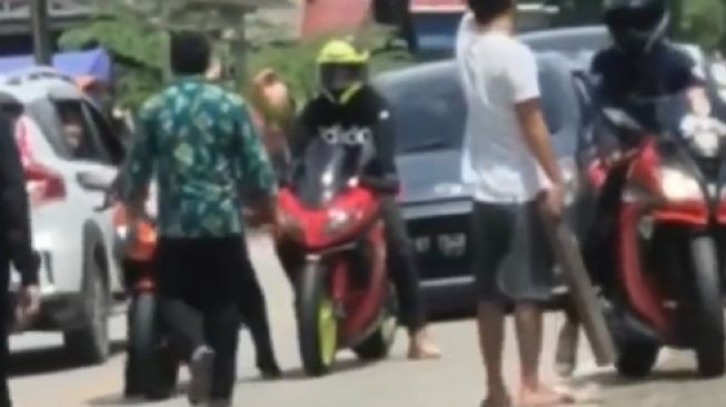 Aksi Sunmori Dibikin Kicep Oleh Warga Setempat, Disuruh Nuntun Motor Satu Persatu