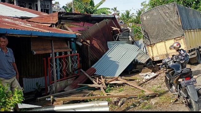 Pemilik Lagi Nyenyak Tidur, Rumahnya Hancur Diseruduk Truk Pengangkut Semen