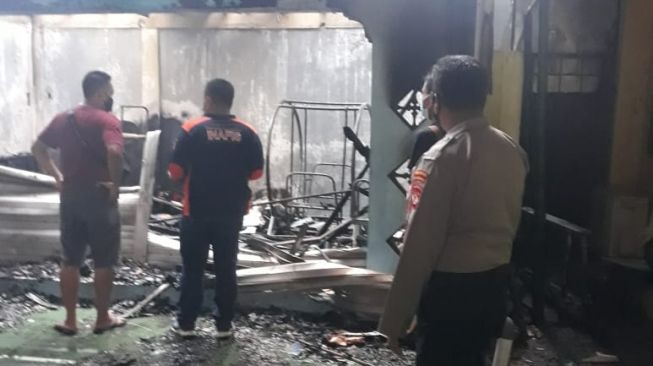 Pemadam kebakaran Kota Yogyakarta dan Jajaran Polsek Mergangsan meninjau kebakaran di gudang RW 18, Brontokusuman, Kemantren Mergangsan, Kota Jogja, Senin (1/8/2021). - (SuaraJogja.id/HO-Polsek Mergangsan)