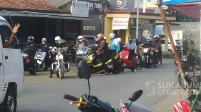 Foto rombongan sejumlah artis touring ke objek wisata kawasan Geopark Ciletuh di Kecamatan Ciemas, Kabupaten Sukabumi, Jawa Barat yang diposting netizen. | [Sukabumiupdate.com/Istimewa]