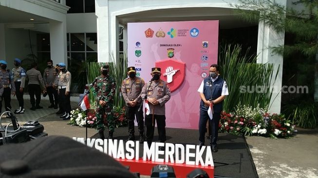 Kapolri Jenderal Listyo Sigit Prabowo usai meresmikan program vaksinasi merdeka di Polda Metro Jaya. (Suara.com/M Yasir)