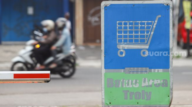 Suasana di depan gerai Giant yang ditutup di Pondok Gede, Bekasi, Jawa Barat, Minggu (1/8/2021). [Suara.com/Alfian Winanto]