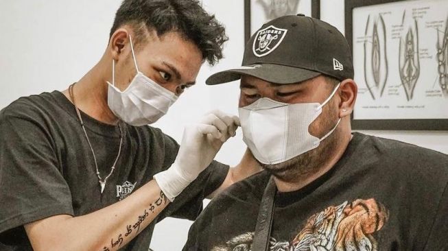 Fahmi Bo melakukan body piercing. [dokumentasi pribadi Niyo Nino Band]