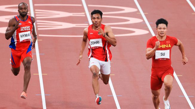 Sprinter Indonesia Lalu Muhammad Zohri (tengah) berlari dalam babak pertama 100 meter putra heat 4 cabang atletik Olimpiade Tokyo 2020 di Olimpiade Tokyo 2020 di Stadion Olimpiade Tokyo, Jepang, Sabtu (31/7/2021).  ANTARA FOTO