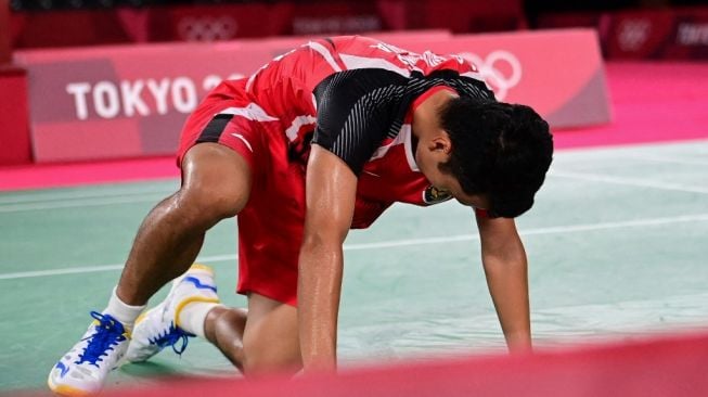 Pebulutangkis tunggal putra Indonesia, Anthony Sinisuka Ginting saat menghadapi Chen Long (China) dalam laga semifinal Olimpiade Tokyo 2020 di Musashino Forest Sports Plaza, Tokyo, Minggu (1/8/2021). Pedro PARDO / AFP.