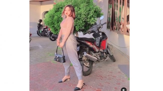 Heyriri berpose membelakangi Honda Supra X (Instagram)