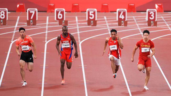 Sprinter Indonesia Lalu Muhammad Zohri (kedua kanan) berlari dalam babak pertama 100 meter putra heat 4 cabang atletik Olimpiade Tokyo 2020 di Olimpiade Tokyo 2020 di Stadion Olimpiade Tokyo, Jepang, Sabtu (31/7/2021).  ANTARA FOTO