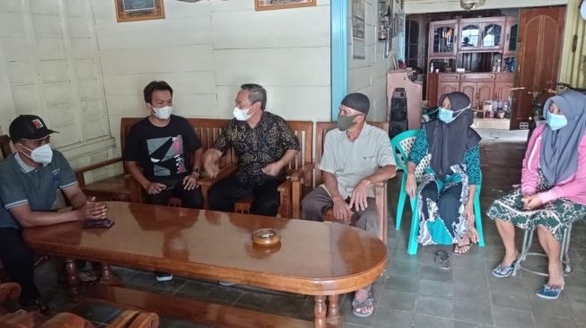 Anggota DPRD Bojonegoro dari Fraksi PKB Sambangi rumah KD usai keluarganya dilabrak orang tua Ayu Tingting. [Blokbojonegoro.com]