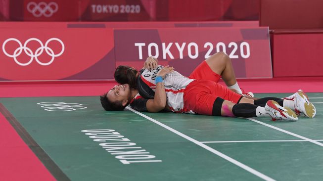 Pebulutangkis ganda Putri Indonesia Greysia Pollii/Apriyani Rahayu mengembalikan kok ke arah ganda putri China Chen Qing Chen/Jia Yi Fan dalam final Olimpiade Tokyo 2020 di Musashino Forest Sport Plaza, Tokyo, Jepang, Senin (2/8/2021). ANTARA FOTO/Sigid Kurniawan