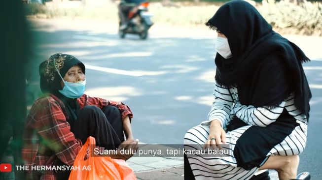 Momen Ashanty borong dagangan penjual keliling. (YouTube/The Hermansyah A6)