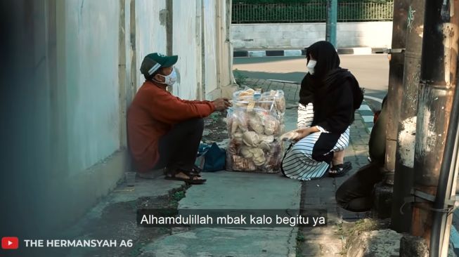 Momen Ashanty borong dagangan penjual keliling. (YouTube/The Hermansyah A6)