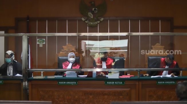 Suasana jalannya sidang kasus narkoba Jennifer Jill yang digelar secara virtual di Pengadilan Negeri Jakarta Barat, Senin (2/8/2021). [Suara.com/Alfian Winanto]