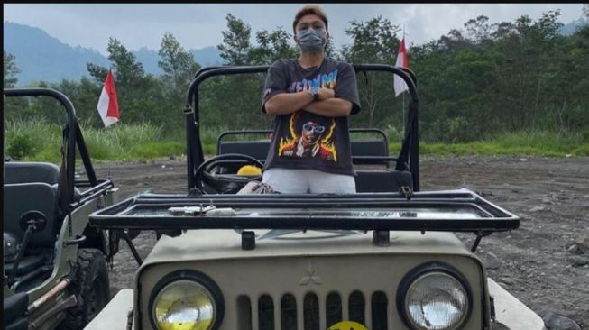 Apriyani Rahayu terlihat garang saat berpose di atas Jeep Willys CJ5 (Instagram)