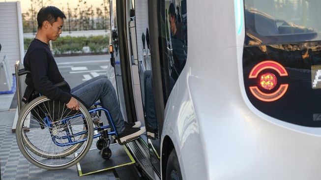 Saat penyempurnaan Toyota e-Palette diundang pemain bola basket serta atlet pengguna kursi roda, agar didapat umpan balik yang realistis  [Toyota.co.jp]