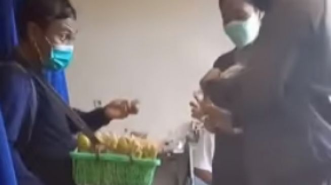 Viral Pedagang Asongan Jualan sampai Masuk di Ruang Isolasi Pasien Covid-19