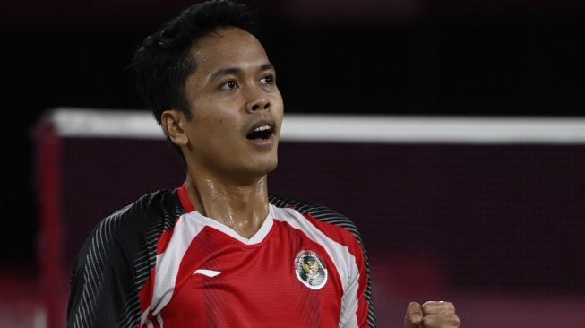 Pebulutangkis tunggal putra Indonesia, Anthony Sinisuka Ginting merayakan kemenangan atas Kevin Cordon (Guatemala) dalam laga perebutan tempat ketiga Olimpiade Tokyo 2020 di Musashino Forest Sports Plaza, Tokyo, Senin (2/8/2021). Alexander NEMENOV / AFP.