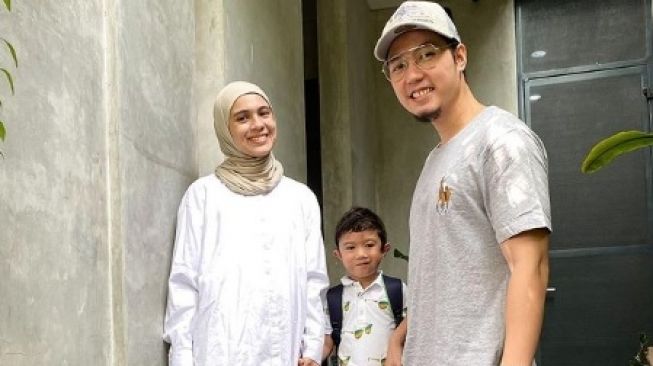 Anak Nycta Gina Alami Retak Tulang, Kondisinya Bikin Khawatir