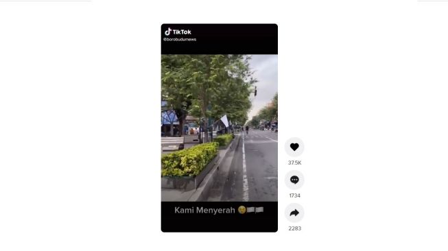 Bendera putih di sepanjang Jl. Malioboro Yogjakarta. {TikTok]