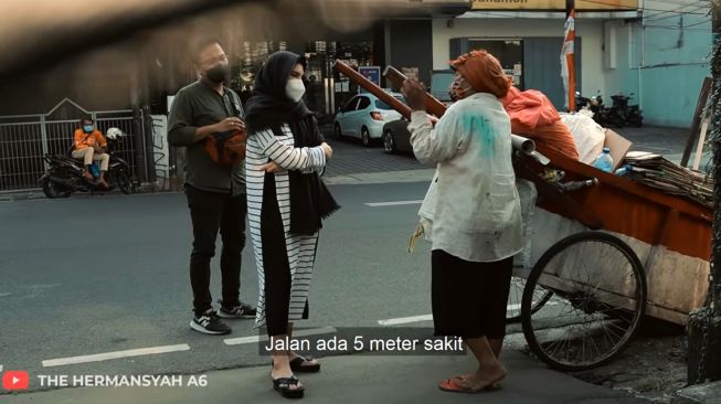 Momen Ashanty borong dagangan penjual keliling. (YouTube/The Hermansyah A6)