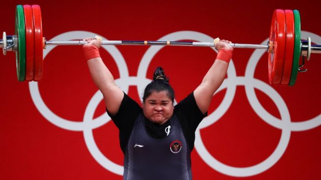 Lifter Indonesia Nurul Akmal saat bertanding di kelas +87kg putri Olimpiade Tokyo 2020 di Tokyo International Forum, Tokyo, Jepang, 2 Agustus 2021 (ANTARA/REUTERS/EDGARD GARRIDO)