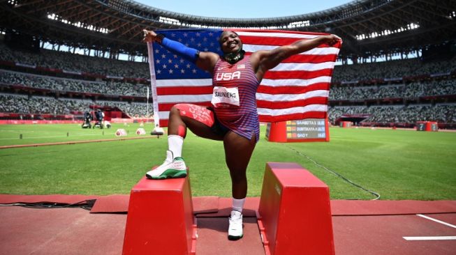 Atlet Tolak Peluru AS Terancam Sanksi, Gara-gara Silangkan Tangan di Podium Medali