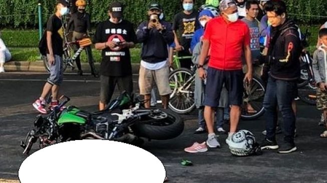 Kecelakaan pengendara moge Kawasaki ER-6n dengan Honda BeAT menewaskan emak-emak di Bintaro (Instagram)