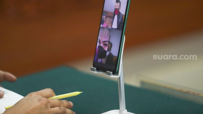 Jennifer Jill saat menajalani sidang kasus narkoba secara virtual melalui sambungan video call di Pengadilan Negeri Jakarta Barat, Senin (2/8/2021). [Suara.com/Alfian Winanto]