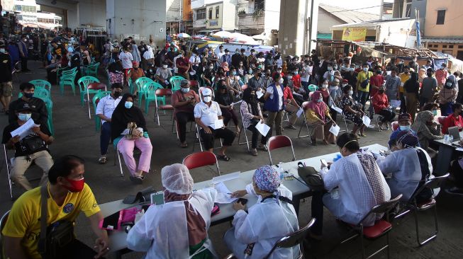 Petugas kesehatan dari Pemrov DKI Jakarta menyuntikan vaksin COVID-19 saat mengikuti vaksinasi COVID-19 di bawah Jalan layang Kebayoran Lama, Jakarta, Senin (2/8/2021). ANTARA FOTO/Muhammad Iqbal