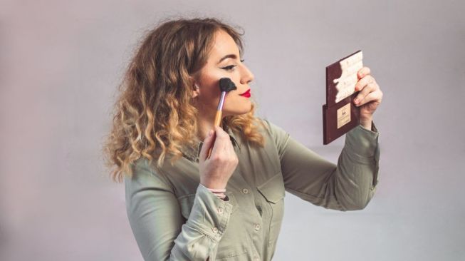Beauty, Jangan Lakukan 7 Hal Ini Ya Agar Make Up Bisa Tahan Seharian