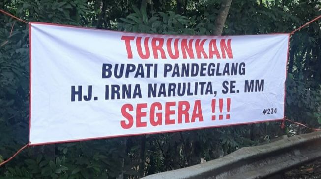 Berkibar Spanduk di Jalan Raya Pandeglang – Labuan Minta Bupati Mundur