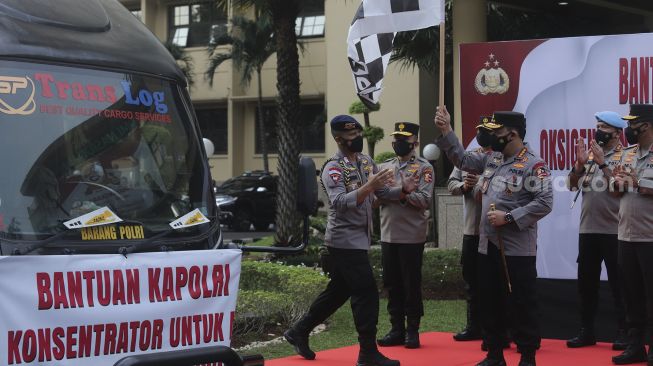 Kapolri Jenderal Polisi Listyo Sigit Prabowo (tengah) meluncurkan bantuan 1.000 oksigen konsentrator untuk warga yang terpapar COVID-19 di Mabes Polri, Jakarta, Selasa (3/8/2021). [Suara.com/Angga Budhiyanto] 