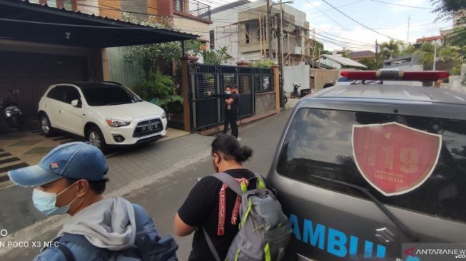 Suasana di depan rumah Heriyanti, anak perempuan almarhum Akidi Tio, pemberi dana hibah bantuan penanggulangan COVID-19 di Sumatera Selatan. (ANTARA/Muhammad Riezko Bima Elko 