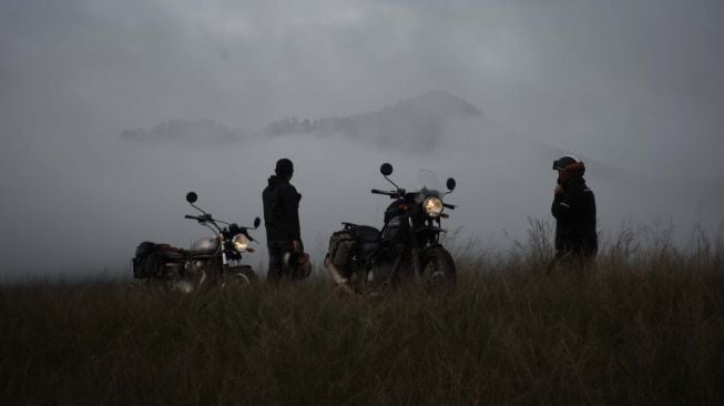 Hasil karya foto Gala Indiga - Momen pemotor bersama 2 motornya dengan pemandangan gunung (Istimewa)
