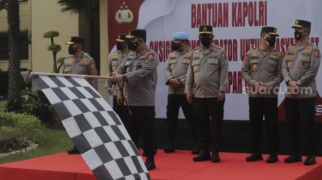 Kapolri Jenderal Polisi Listyo Sigit Prabowo (ketiga kiri) meluncurkan bantuan 1.000 oksigen konsentrator untuk warga yang terpapar COVID-19 di Mabes Polri, Jakarta, Selasa (3/8/2021). [Suara.com/Angga Budhiyanto] 