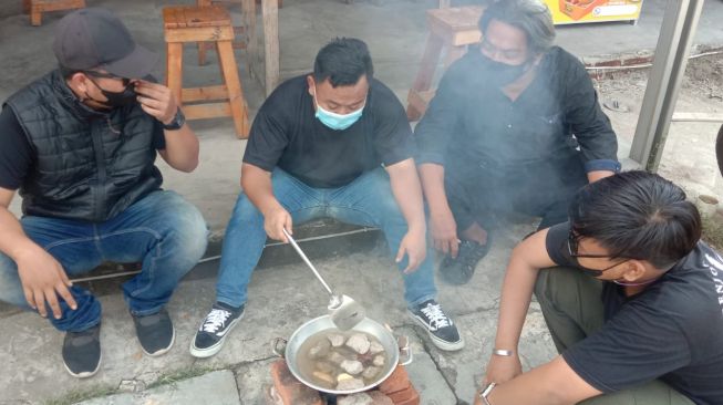 Protes Perpanjangan PPKM Level 4, Pemilik Kafe di Cilegon Memasak Batu