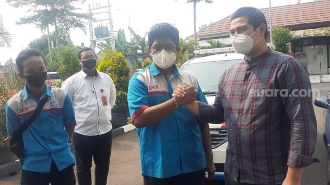 Karang Cerita soal Video Viral Sedan Halangi Ambulans di Tangsel, Kernet: Panik