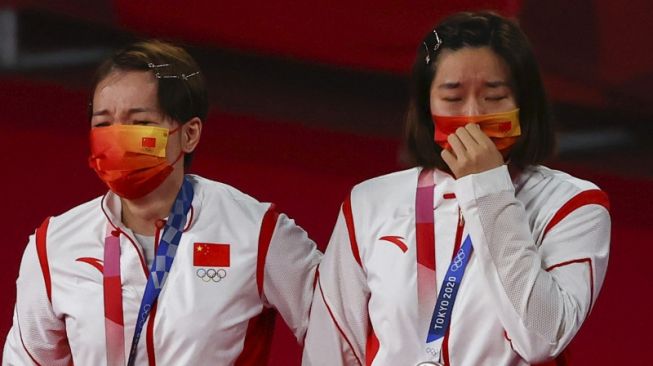 Pebulu tangkis ganda putri China Chen Qingchen dan Jia Yifan meraih medali perak Olimpiade Tokyo 2020 di Musashino Forest Sport Plaza, Tokyo. (2/8/2021) (ANTARA/REUTERS/Hamad I Mohammed)