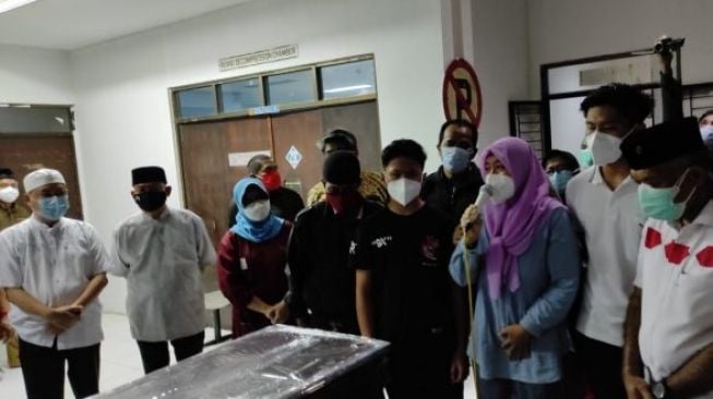 Risti Utami Dewi saat melepas jenazah Thohari Aziz di RSPB Rabu (27/01) malam. [Inibalikpapan.com]