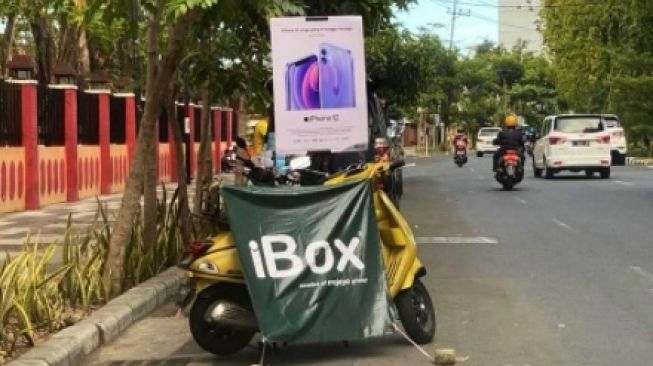 Viral iBox Jualan iPhone 12 di Pinggir Trotoar Surabaya. (Twitter/@dewahoya)