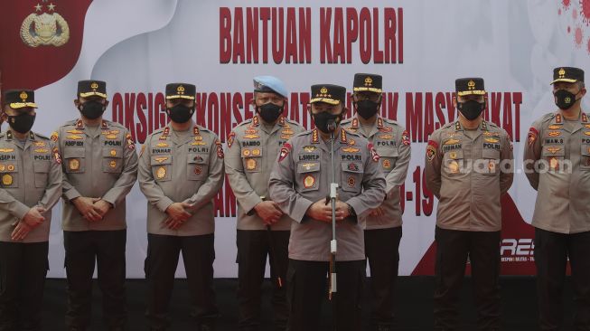 Kapolri Jenderal Polisi Listyo Sigit Prabowo (keempat kanan) memberikan keterangan saat pelepasan bantuan 1.000 oksigen konsentrator untuk warga yang terpapar COVID-19 di Mabes Polri, Jakarta, Selasa (3/8/2021). [Suara.com/Angga Budhiyanto] 