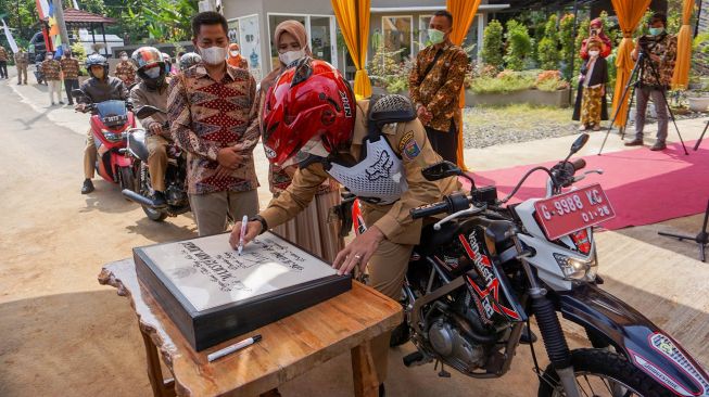 Suasana acara khitan dengan sistem drive thru di Desa Tambahrejo, Bandar, Kabupaten Batang, Jawa Tengah, Selasa (3/8/2021).  ANTARA FOTO/Harviyan Perdana Putra