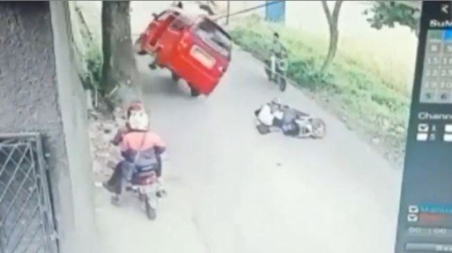 Menegangkan! Angkot Hindari Pemotor Jatuh sampai Terguling, Nyaris Lindas Korban