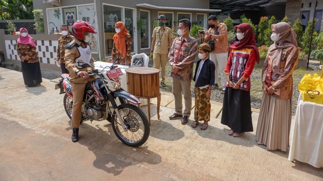 Suasana acara khitan dengan sistem drive thru di Desa Tambahrejo, Bandar, Kabupaten Batang, Jawa Tengah, Selasa (3/8/2021).  ANTARA FOTO/Harviyan Perdana Putra