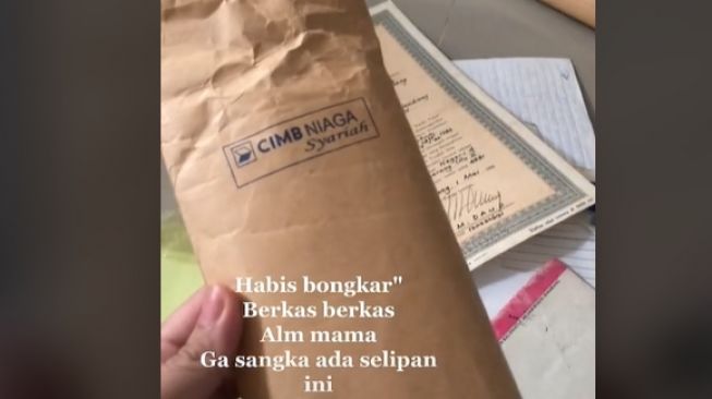 Anak bongkar amplop peninggalan ibu. (TikTok)