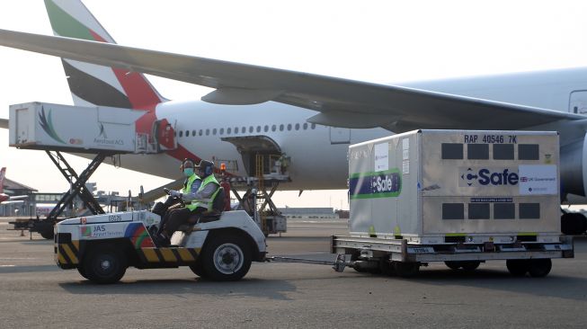 Pekerja cargo membawa Envirotainer berisi vaksin jadi COVID-19 AstraZeneca hibah dari Pemerintah Inggris setibanya di Bandara Soekarno Hatta, Tangerang, Banten, Senin (2/8/2021). ANTARA FOTO/Muhammad Iqbal
